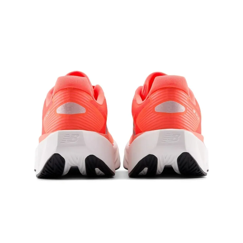 Tênis feminino New Balance Rebel V5 coral vista traseira mostrando design do calcanhar